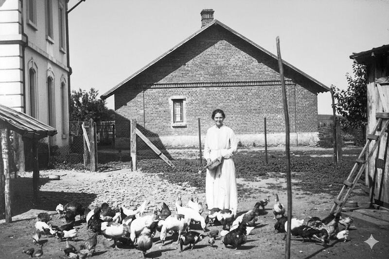 File:1921 Plopeni Sf Petru Mama Cu Pasarile Alexandrina Dusescu.jpg