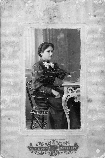 File:1909 Feb 14 Bucuresti (Fotografiata in ziua de 14 Februarie, 1909 Bucuresti-16 ani la scoala).jpg